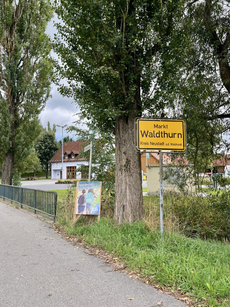 Junge Union setzt Plakataktion zum Schulstart in Waldthurn fort