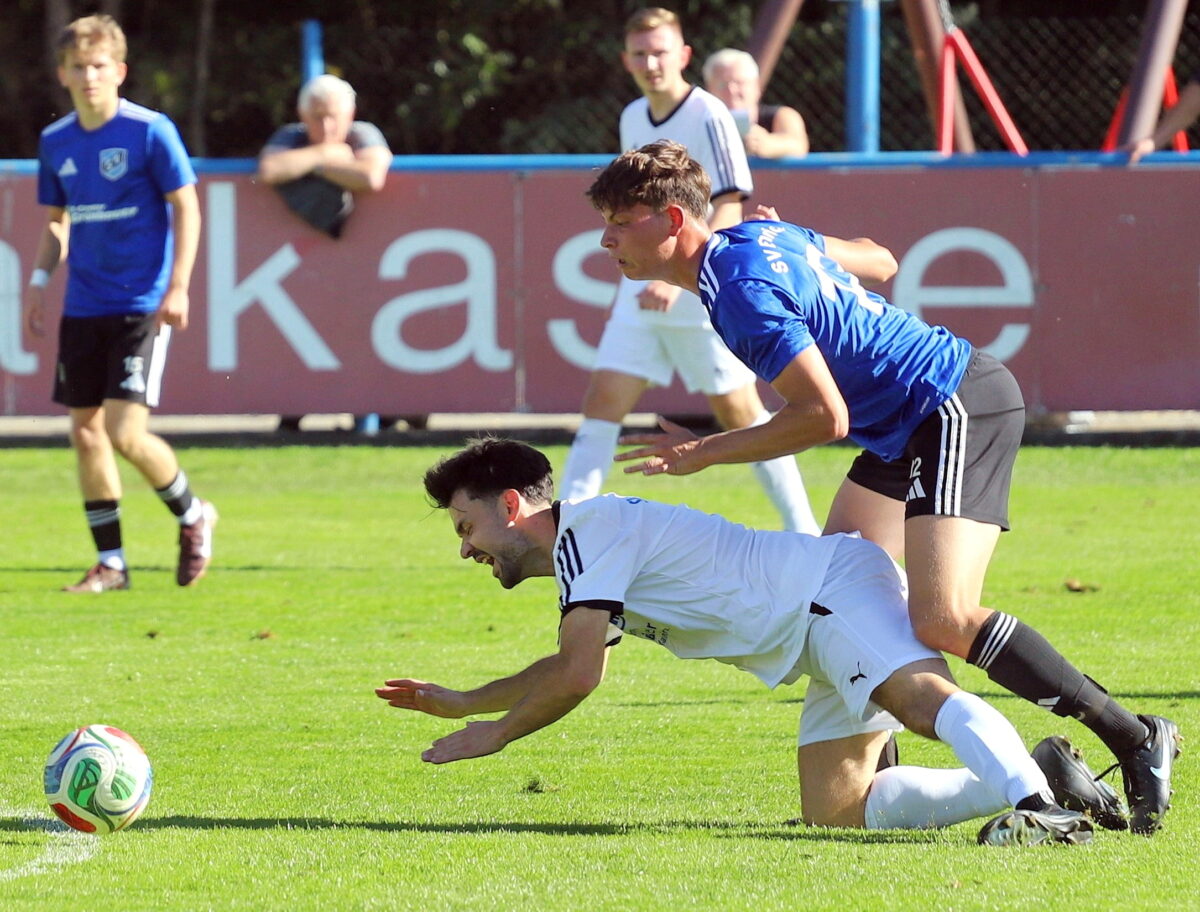 Ben Kippes bremst Schwarzhofens Torjäger Christoph Gietl vor dem Strafraum aus IMG_9400 - Kopie - Kopie.JPG