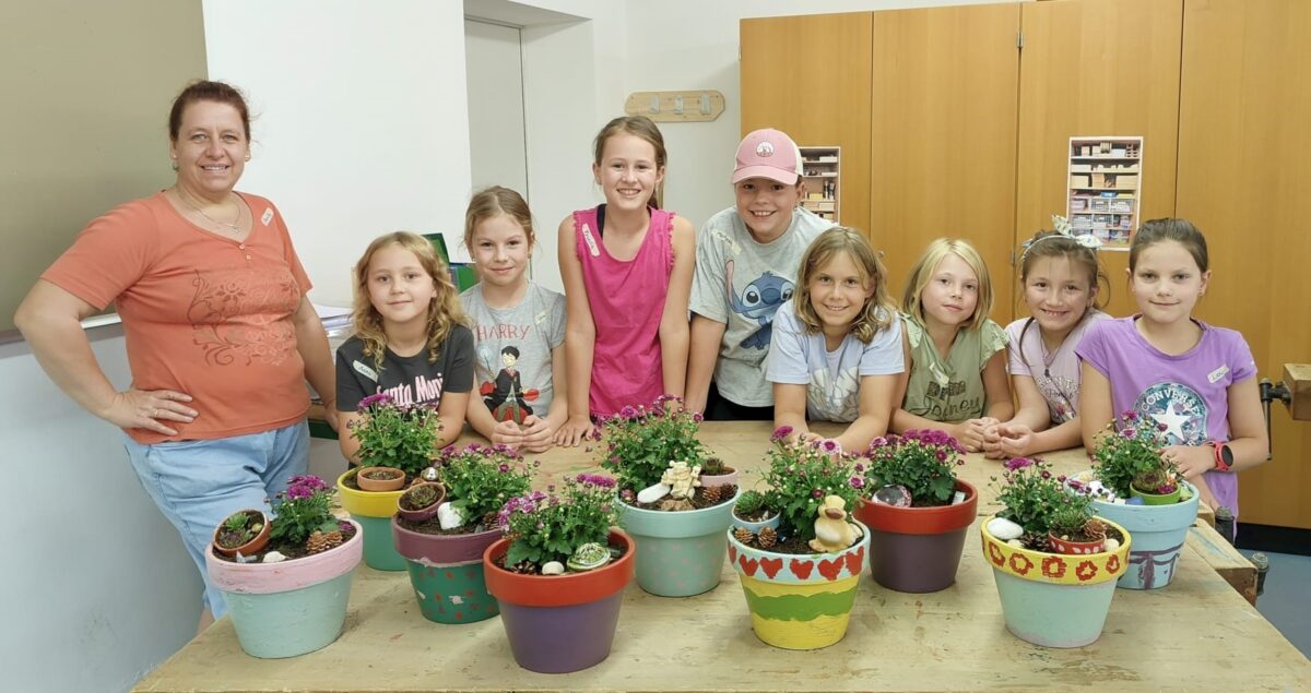 Kleine Künstlerinnen gestalten Tontöpfe im Ferienprogramm in Bernstein