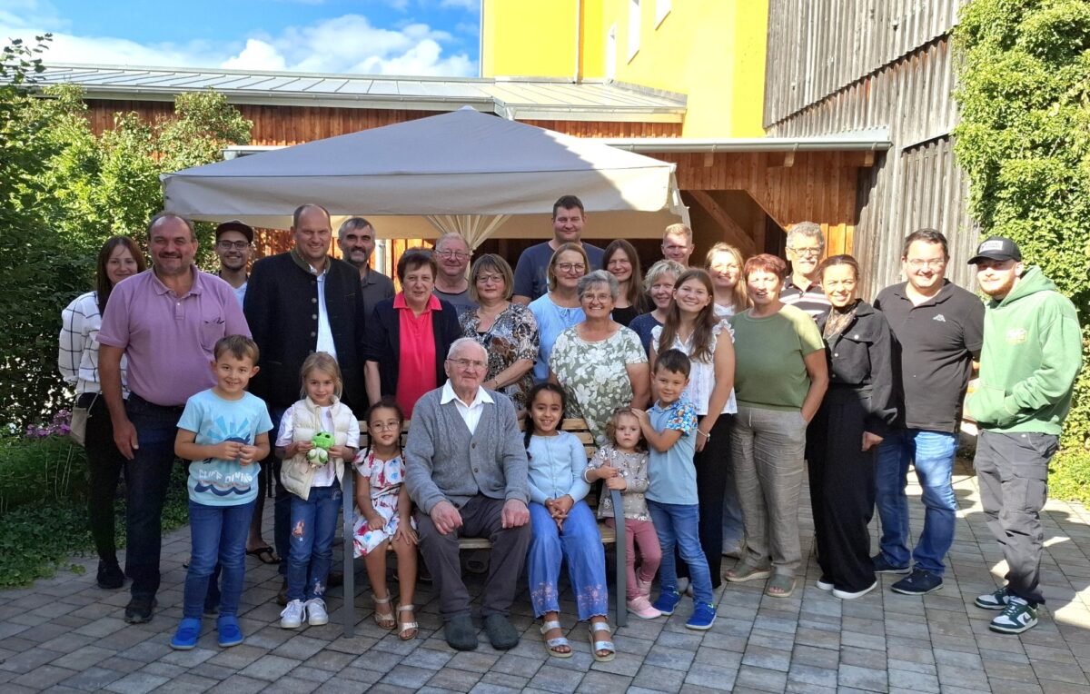 Kommunbraumeister Georg Zierer feiert 99. Geburtstag mit Großfamilie in Eslarn