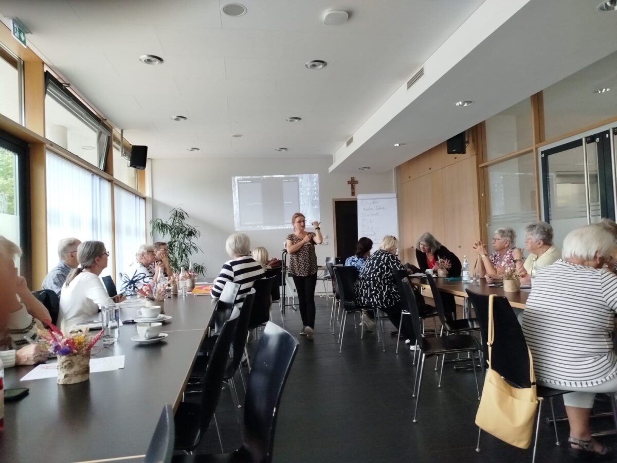 Kurz notiert: Café Mitte, Weiden - Handysprechstunde