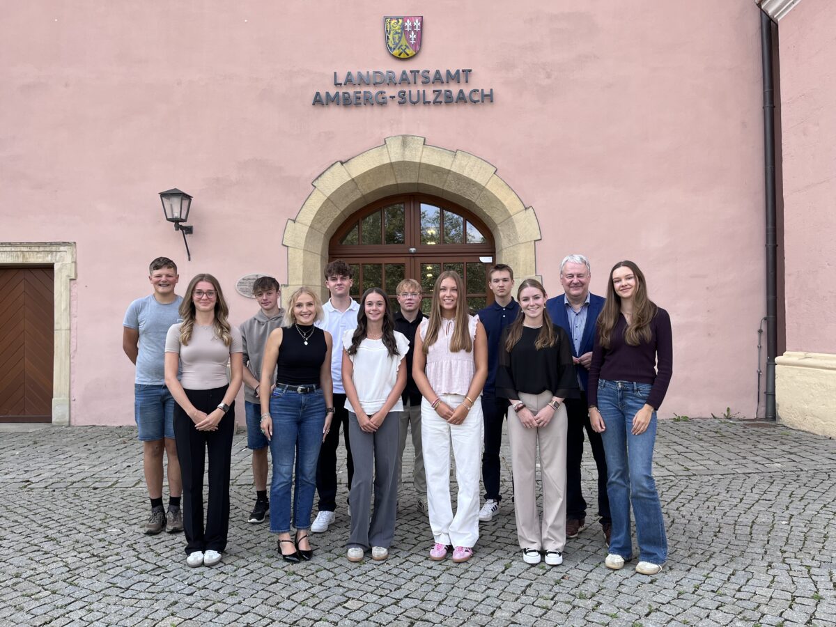 Landrat Reisinger begrüßt Verwaltungsnachwuchs in Amberg-Sulzbach