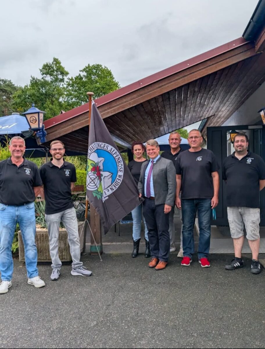 Alpenrose öffnet die Türen: Besucher greifen selbst zu Bogen und Gewehr