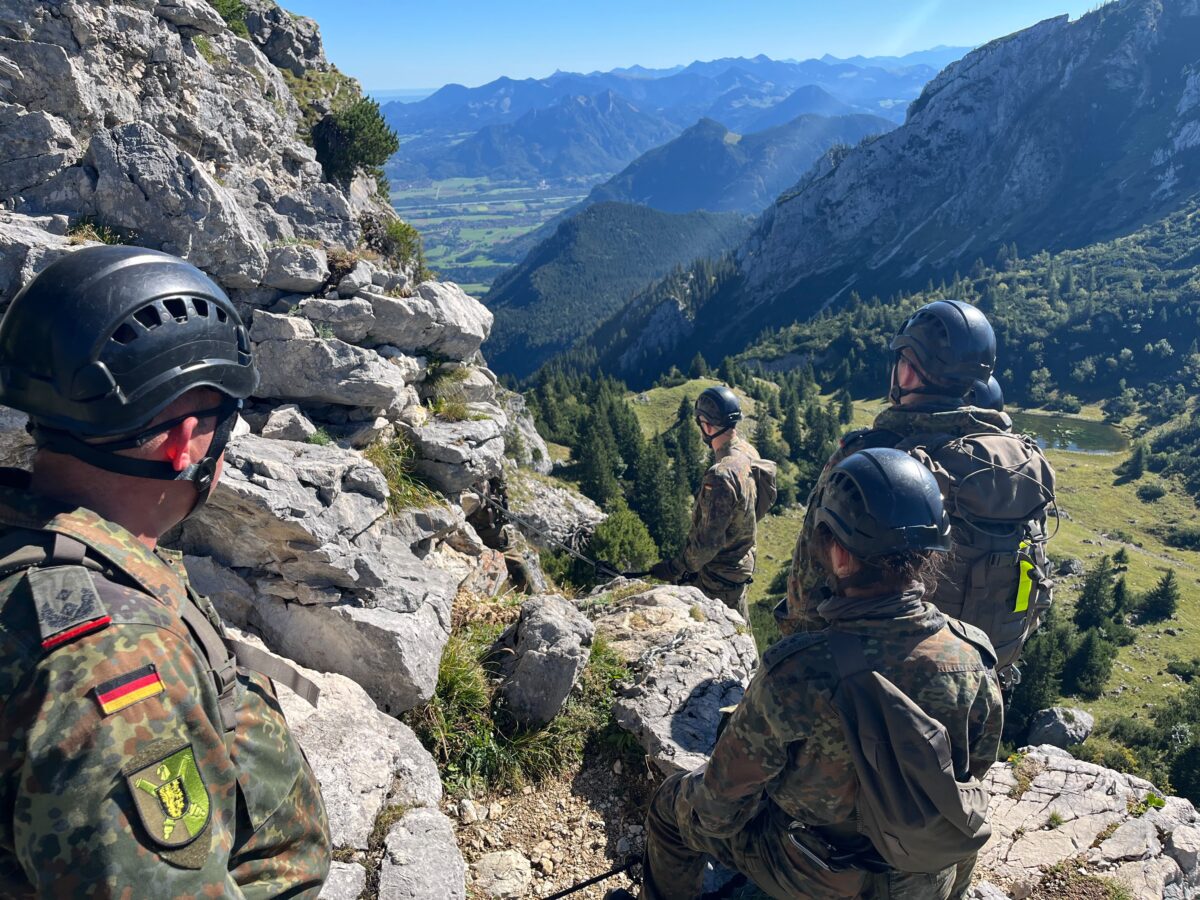 Offiziere aus Weiden stärken Teamgeist im Mangfallgebirge