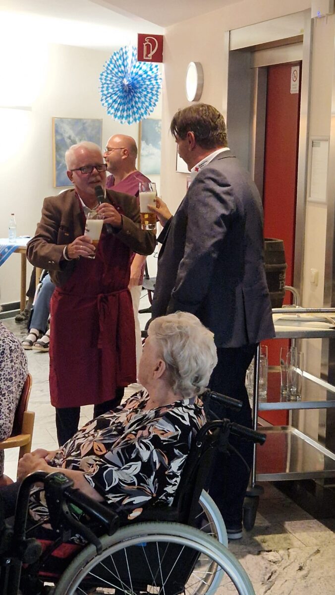 Oktoberfest im BRK-Seniorenheim begeistert Gäste in Weiden
