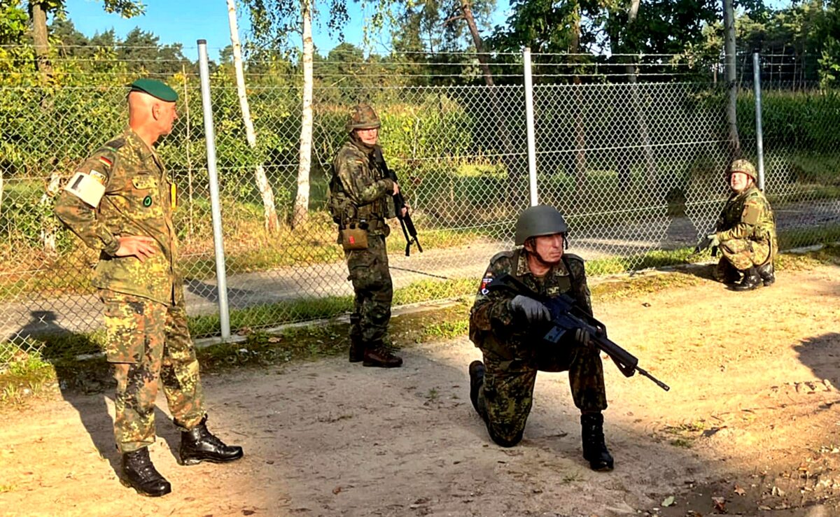 Reservisten bereiten sich in Weiden auf Militärpatrouille vor