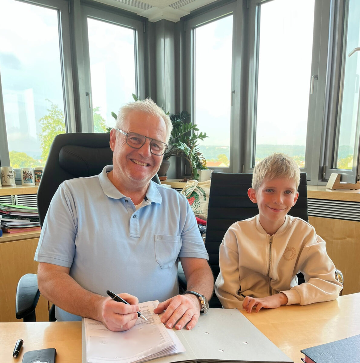 Schüler Jonas erlebt Ferientag mit Oberbürgermeister in Schwandorf