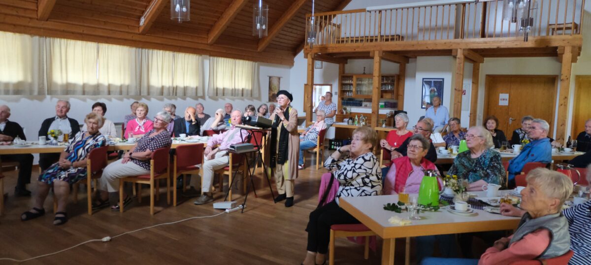 Seniorenkreis Klub 70 reist per Diashow durch Oberbayern in Floß