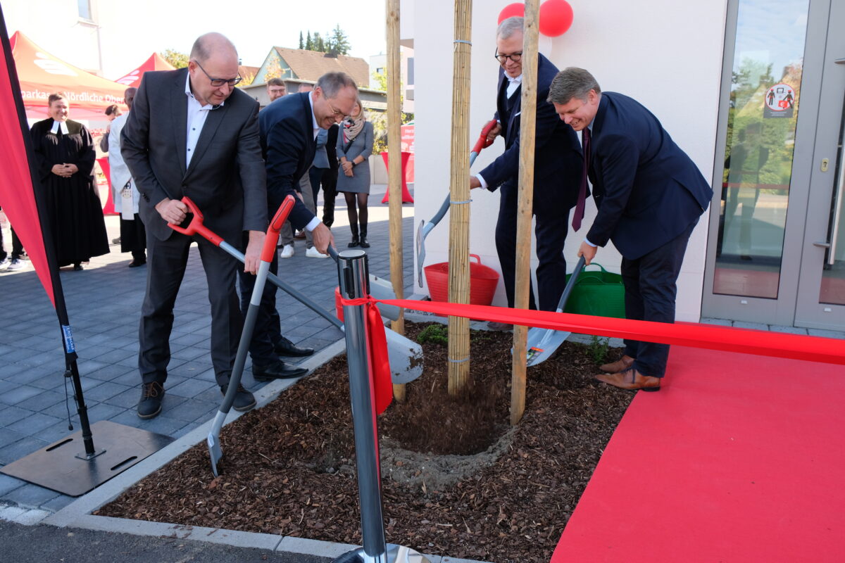 Sparkasse eröffnet SB-Filiale und neun Wohnungen in Weiden-Mooslohe
