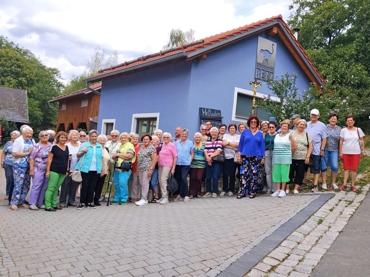 Straußenhof Betz begeistert Senioren aus Maxhütte-Haidhof
