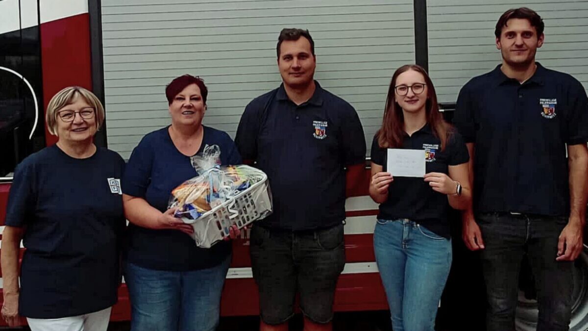 Teams spenden 450 Euro für Jugendfeuerwehr in Schirmitz