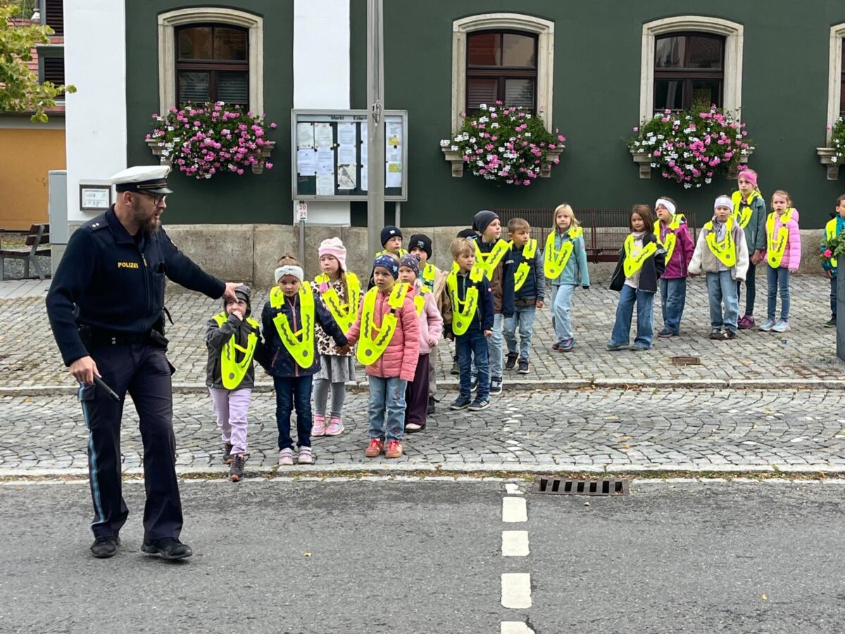 Sicherer Schulweg dank Elternlotsen und reflektierenden Überwürfen in Eslarn
