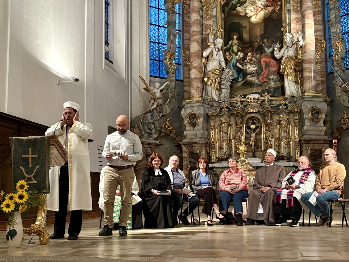 Muezzinruf, Kippa und Kreuz: Abend der Religionen in St. Michael in Weiden