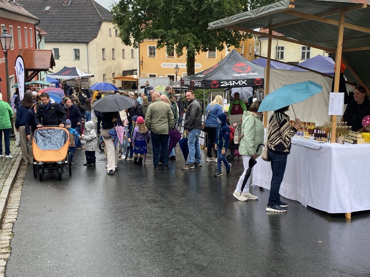 Tännesberger Regionalmarkt im Dauerregen