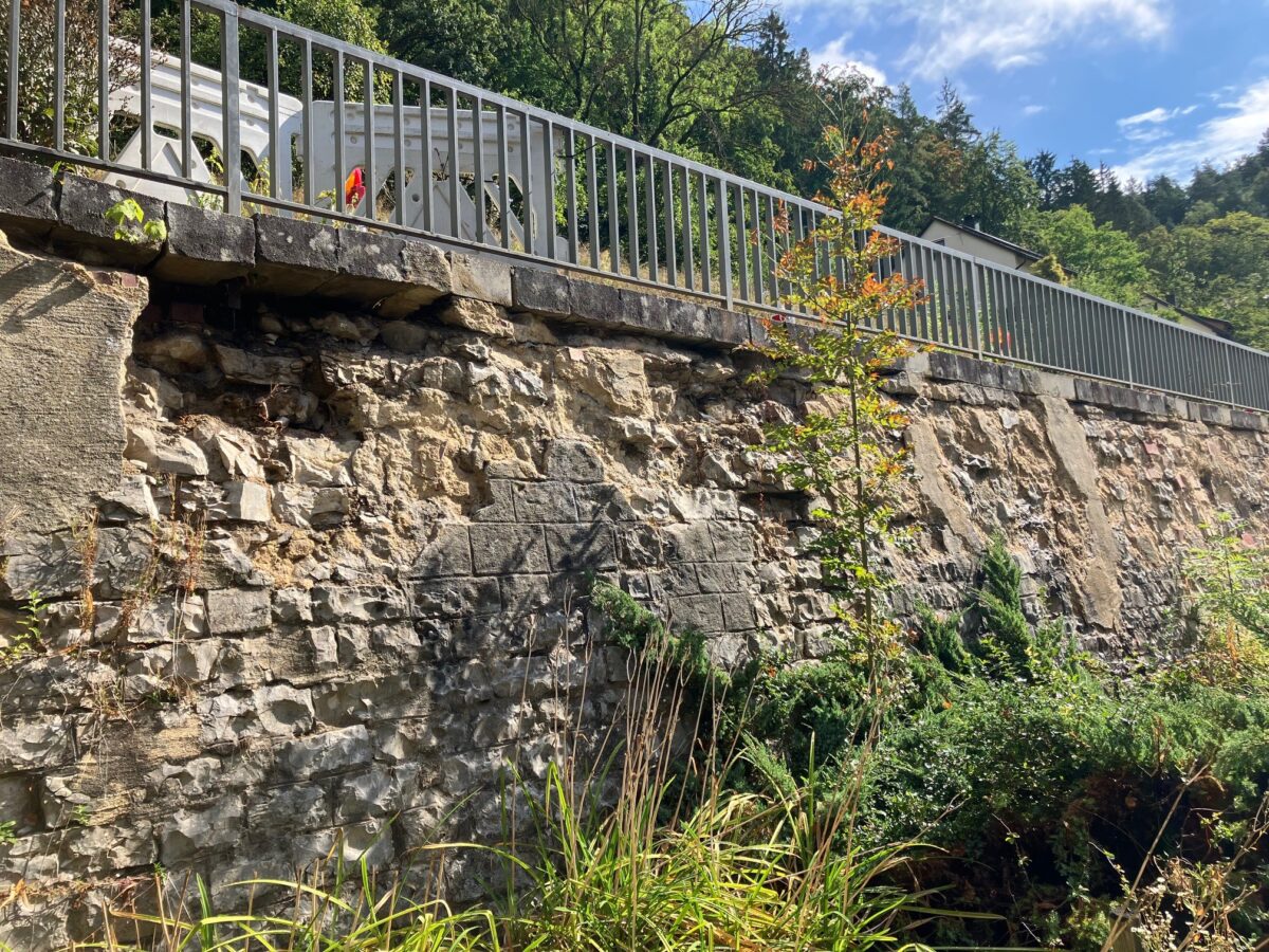 Landkreis plant Stützmauer-Sanierung in Oed für 650.000 Euro