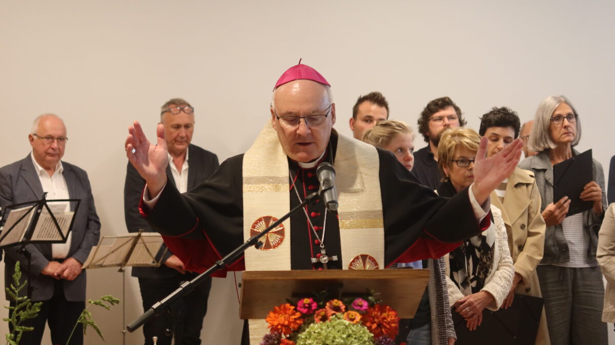 Ein Pontifikalamt ohne Bischof und ein Pfarrheim voller Segen in St. Konrad in Weiden