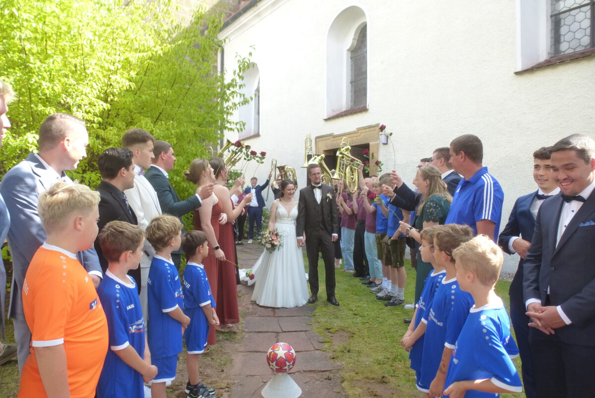 Aus Oberkirwapaar wird Hochzeitspaar - Laura und Simon geben sich das Jawort