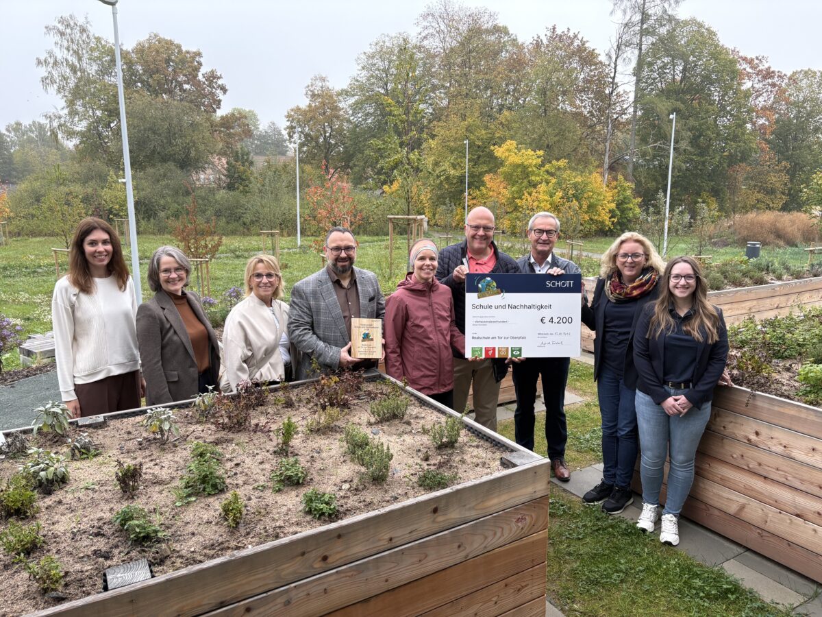 SCHOTT fördert Schulgarten der Realschule in Kemnath mit 4.200 Euro