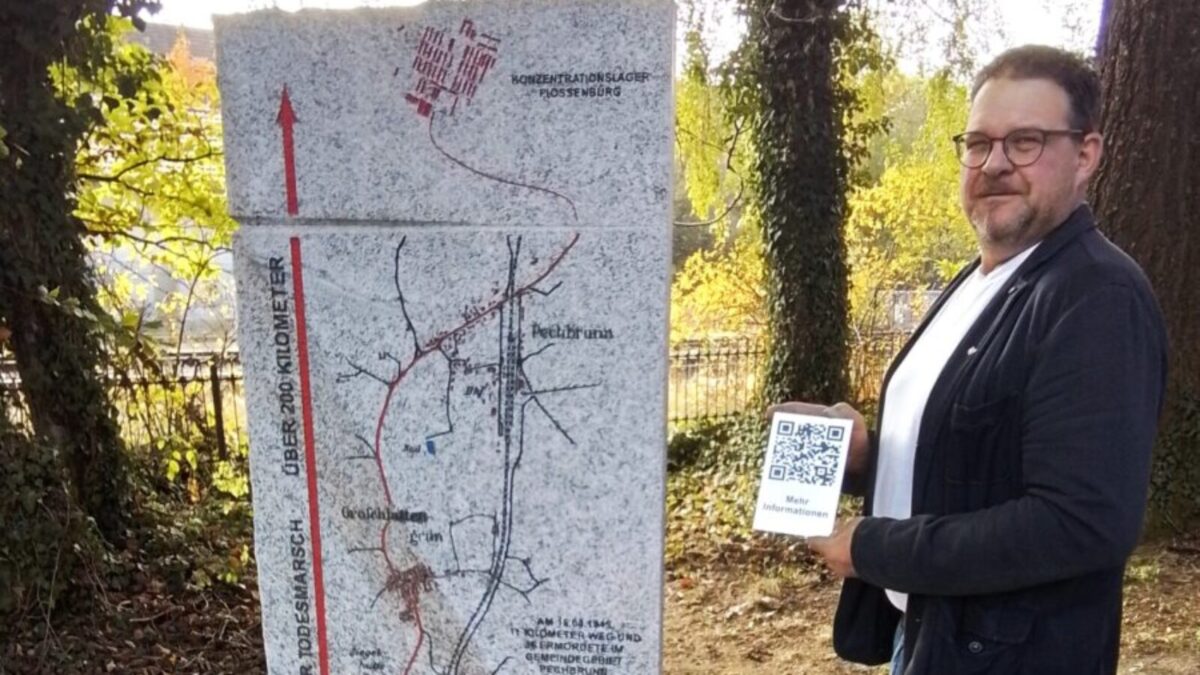 Gedenkstein in Pechbrunn erhält QR-Code und digitale Tafel