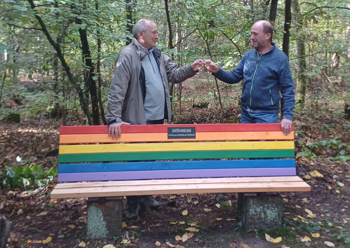 Ein Platz zum Lauschen und Verweilen - die Gunter-Hannig-Bank im Wald bei Weiden