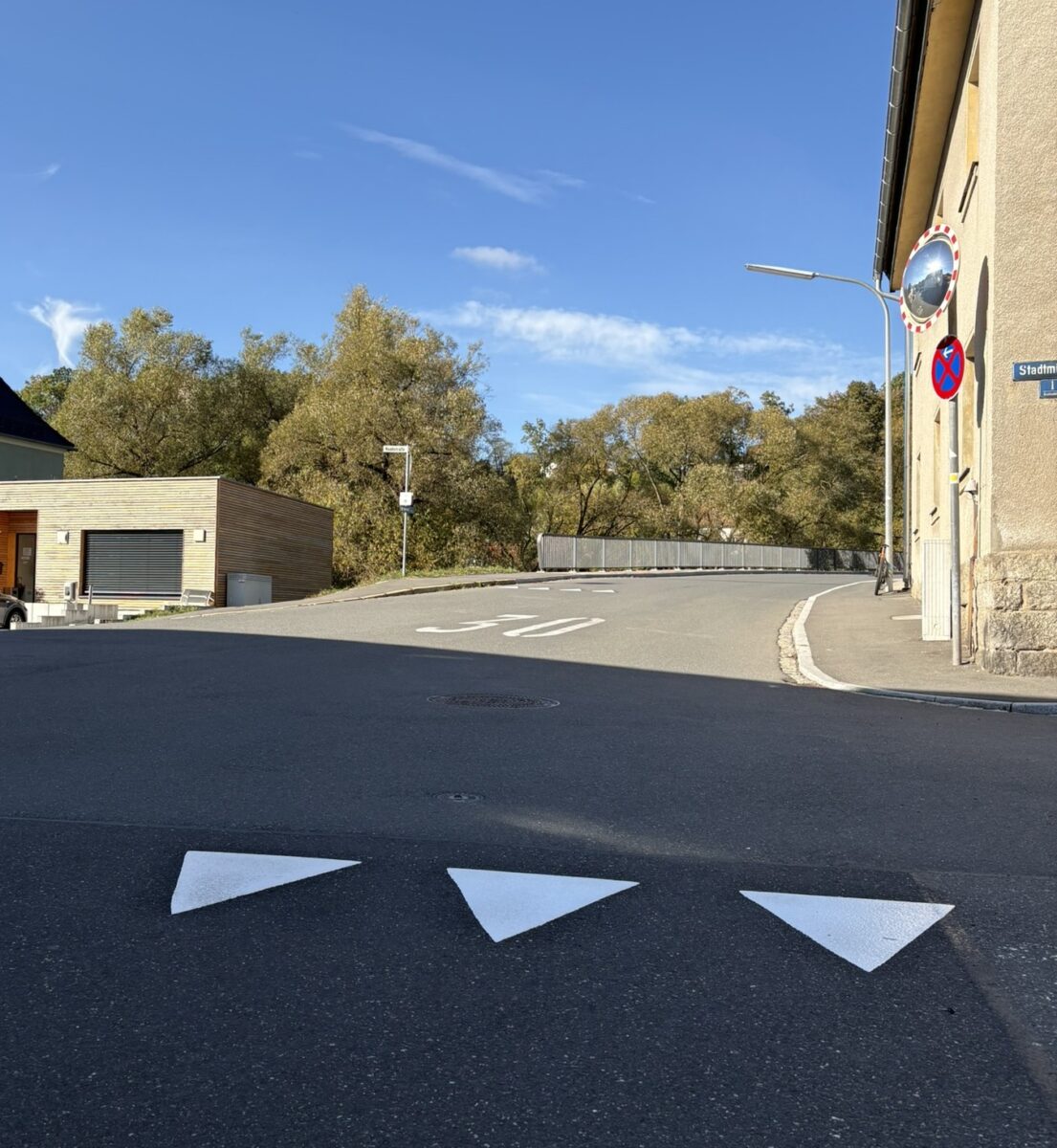 Haifischzähne an unübersichtlichen Kreuzungen in Tempo-30-Zonen