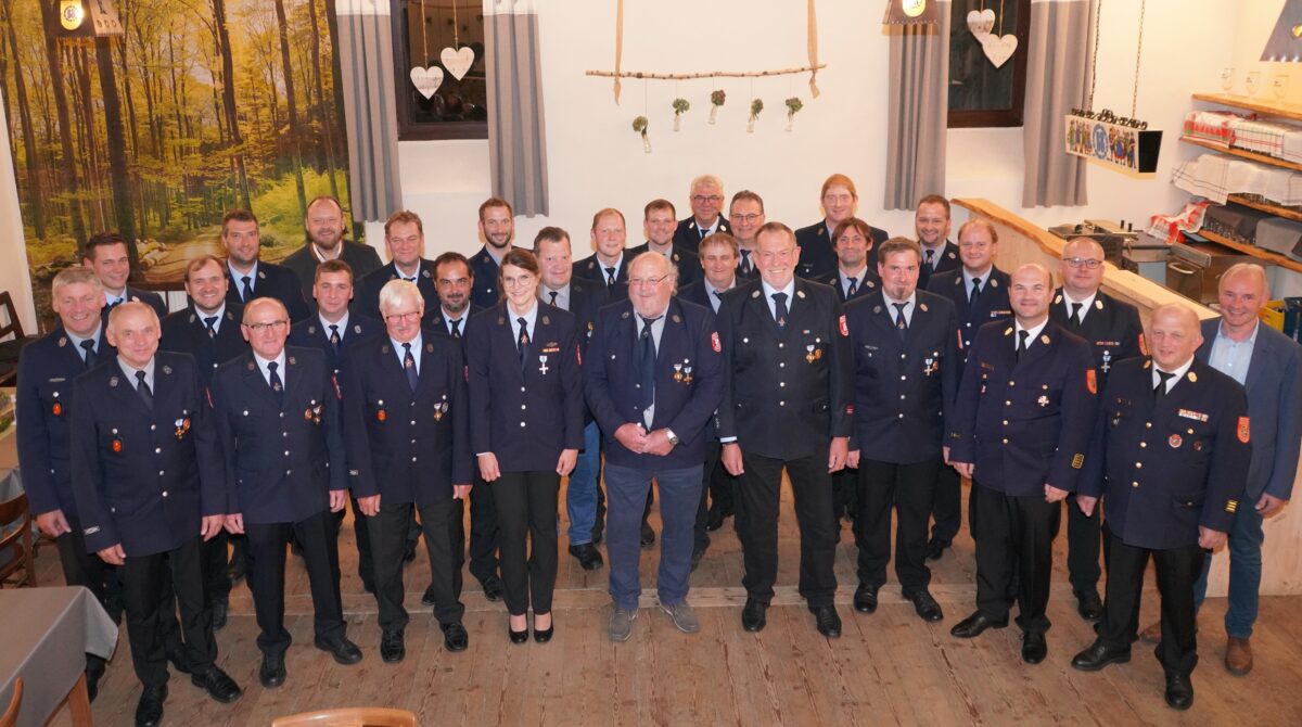 Eine Feuerwehrfrau und 18 Feuerwehrmänner aus der Marktgemeinde für jahrzehntelangen Dienst am Nächsten ausgezeichnet
