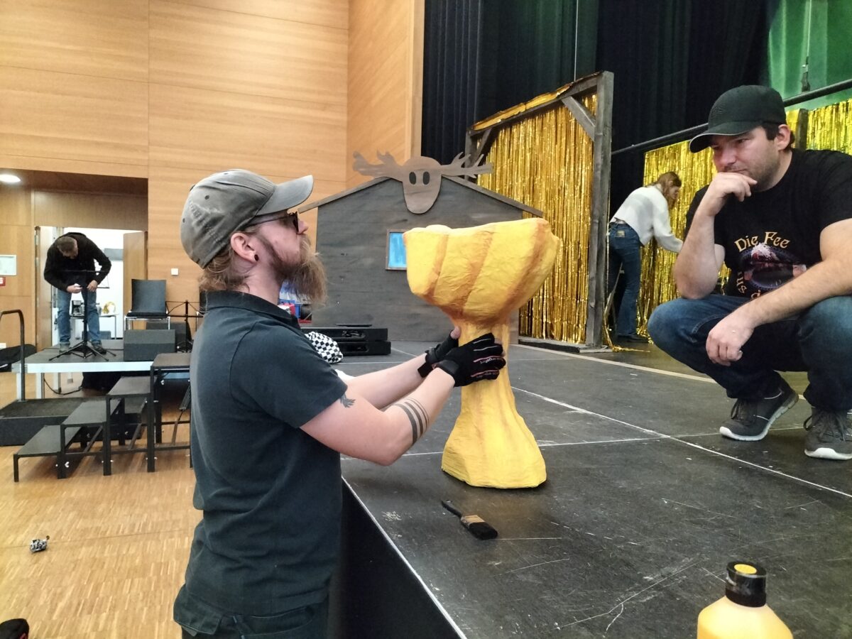 Krone, Killerkaninchen und grüner Glitzer: Das große Spamalot-Finale in Neunburg