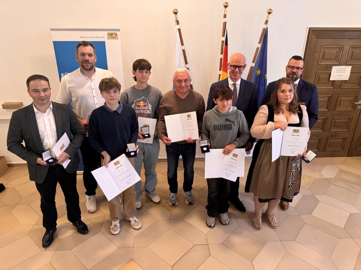 Regierung der Oberpfalz ehrt sieben Lebensretter in Regensburg