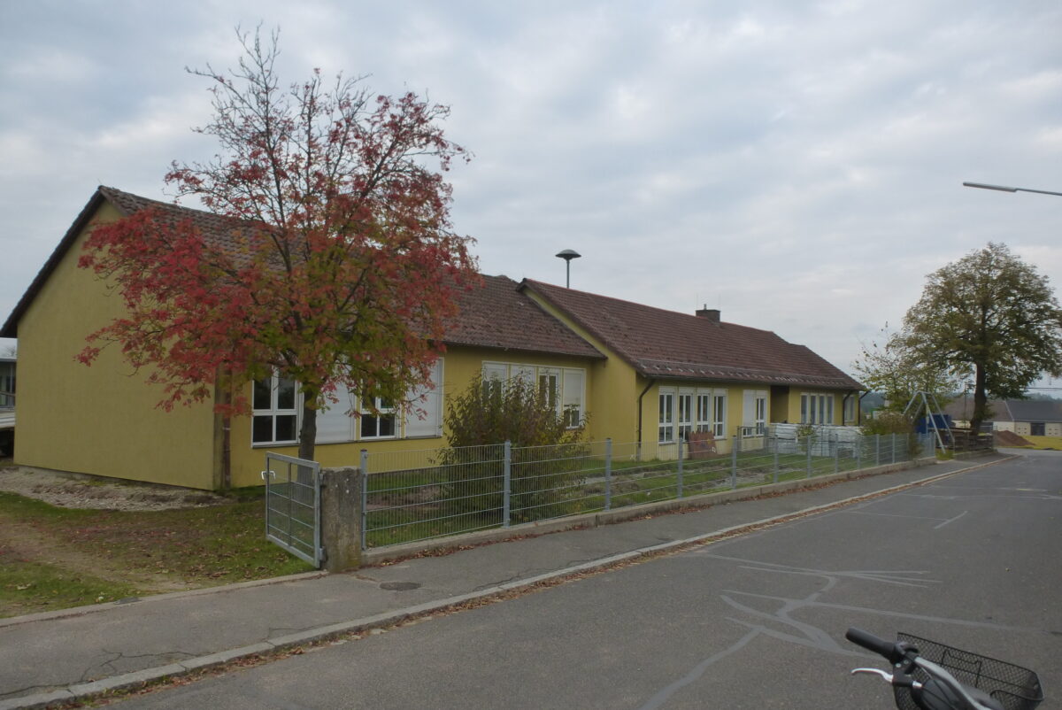 20261020 Vor dem Abbruch steht der alte Kiga St.Martin Kbr.JPG