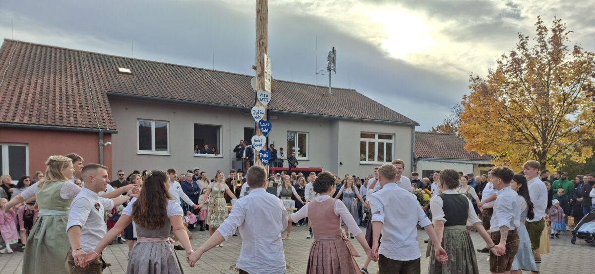 Allerweltskirchweih in Neudorf bei Luhe: Tradition trifft Feierlaune und der Ball rollt dazu