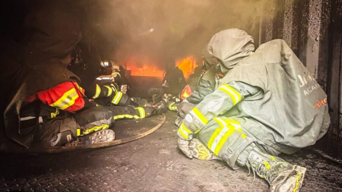 Atemschutzkräfte trainieren für Brandeinsatz in Schwarzenfeld