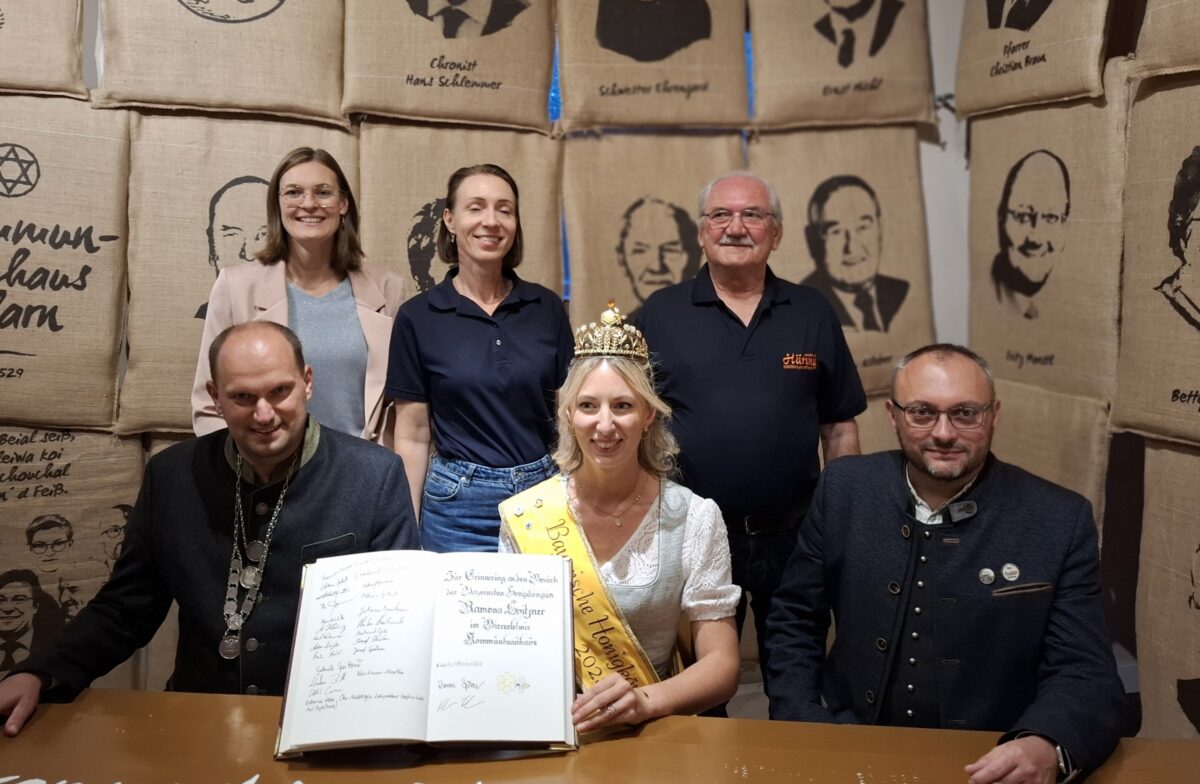 Besondere Ehre: Bayerische Honigkönigin trägt sich ins Goldene Buch des Marktes Eslarn ein