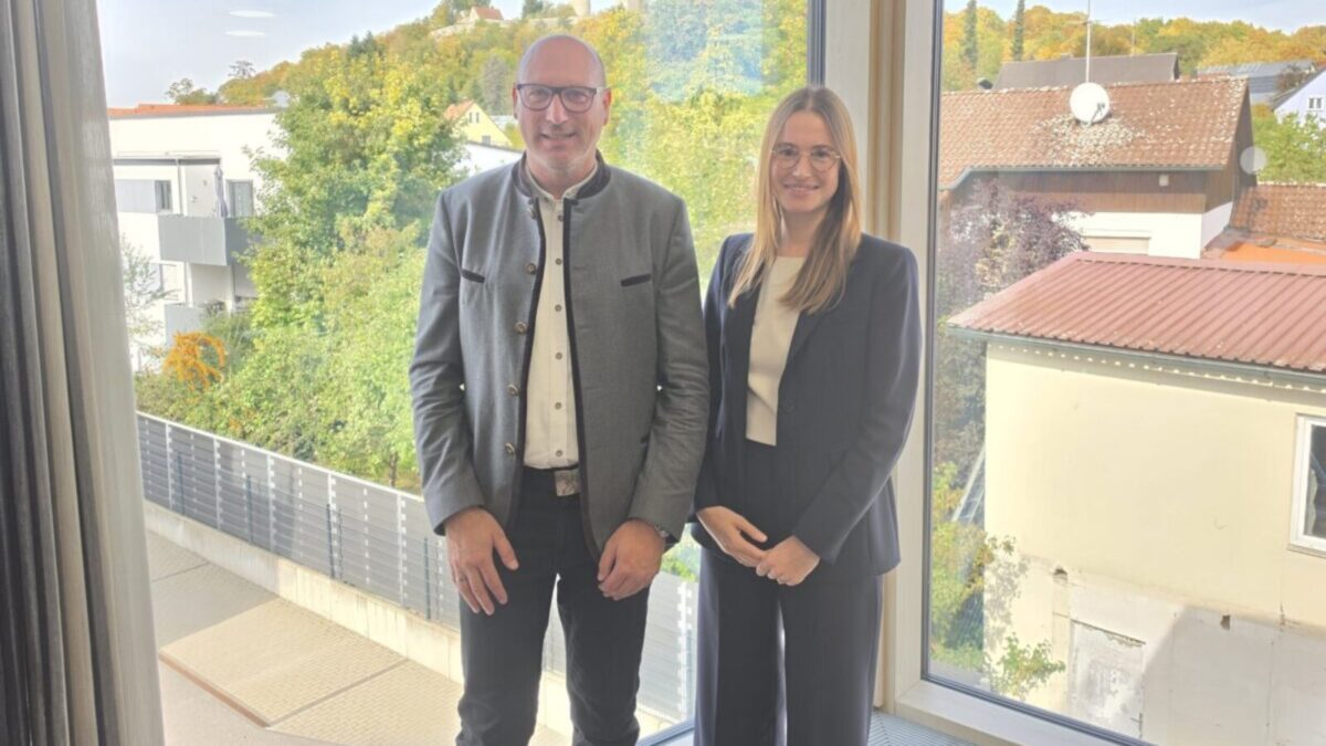 Bürgermeister Antretter besucht Notarin Körner nach Elternzeit in Burglengenfeld