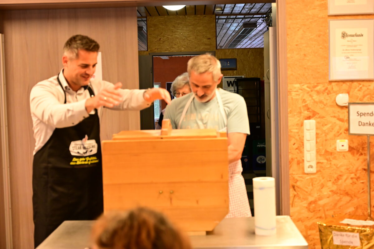 Bürgermeister stellt in Oberviechtach Butter selbst her
