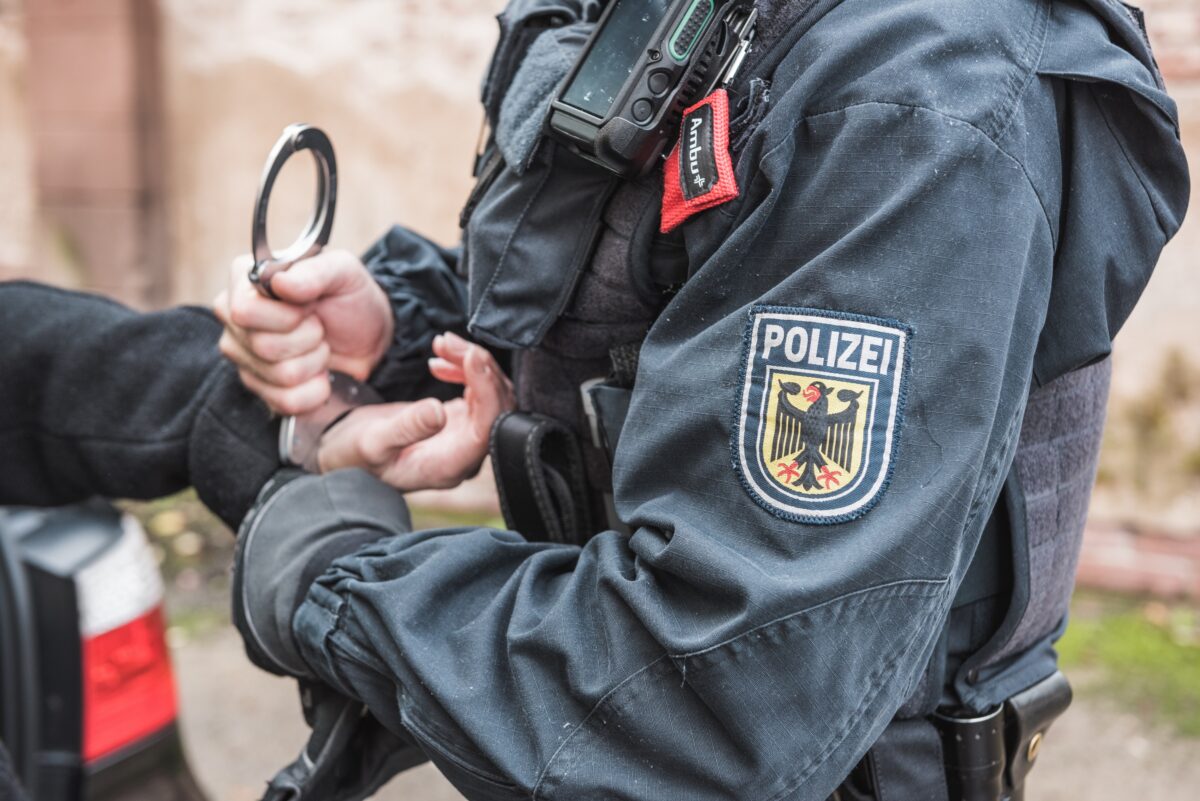 Vier Haftbefehle bei Grenzkontrollen in Waidhaus: Zwei Männer müssen ins Gefängnis