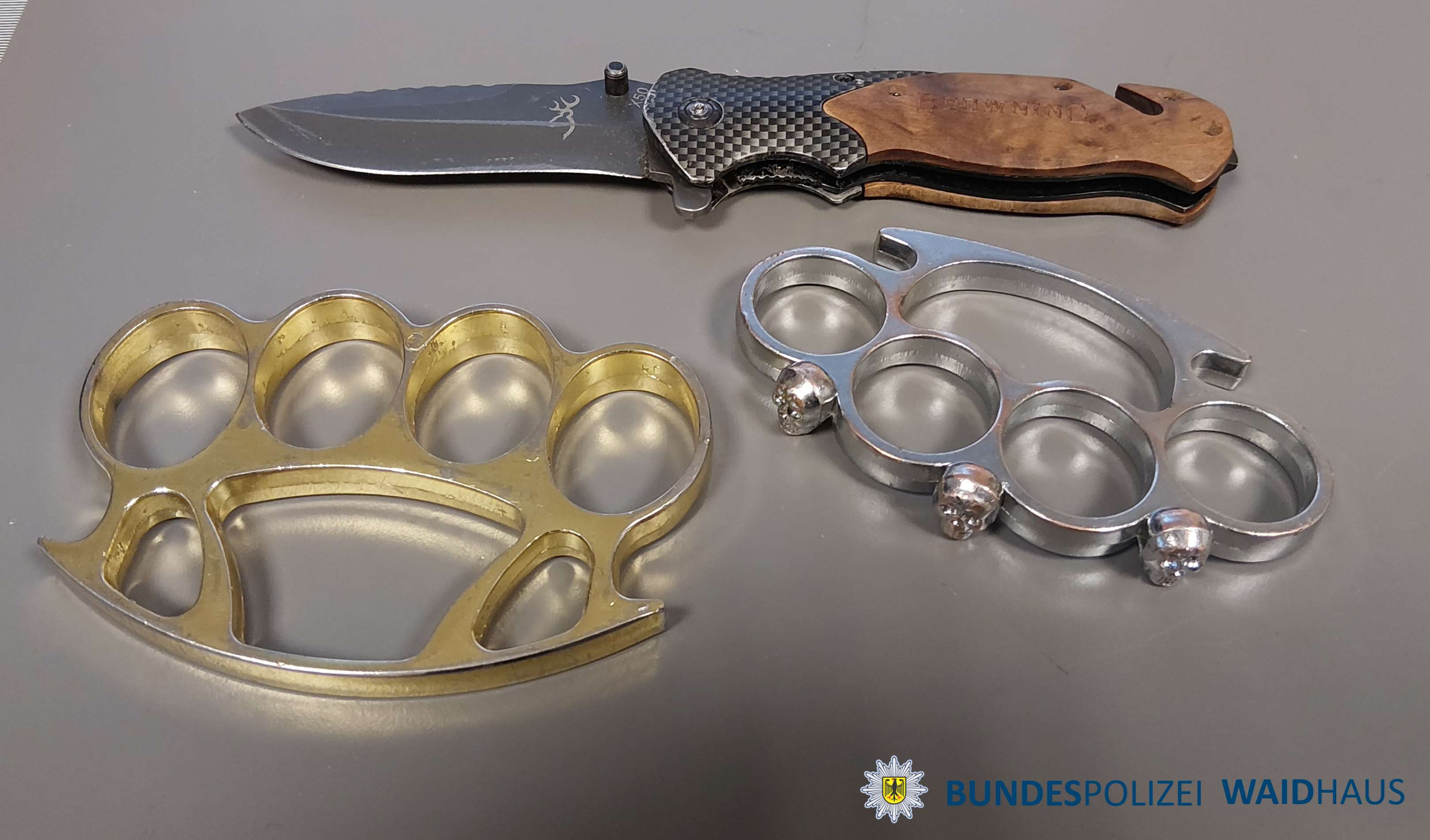 Bundespolizei stellt in Waldsassen zwei Schlagringe und ein Springmesser sicher