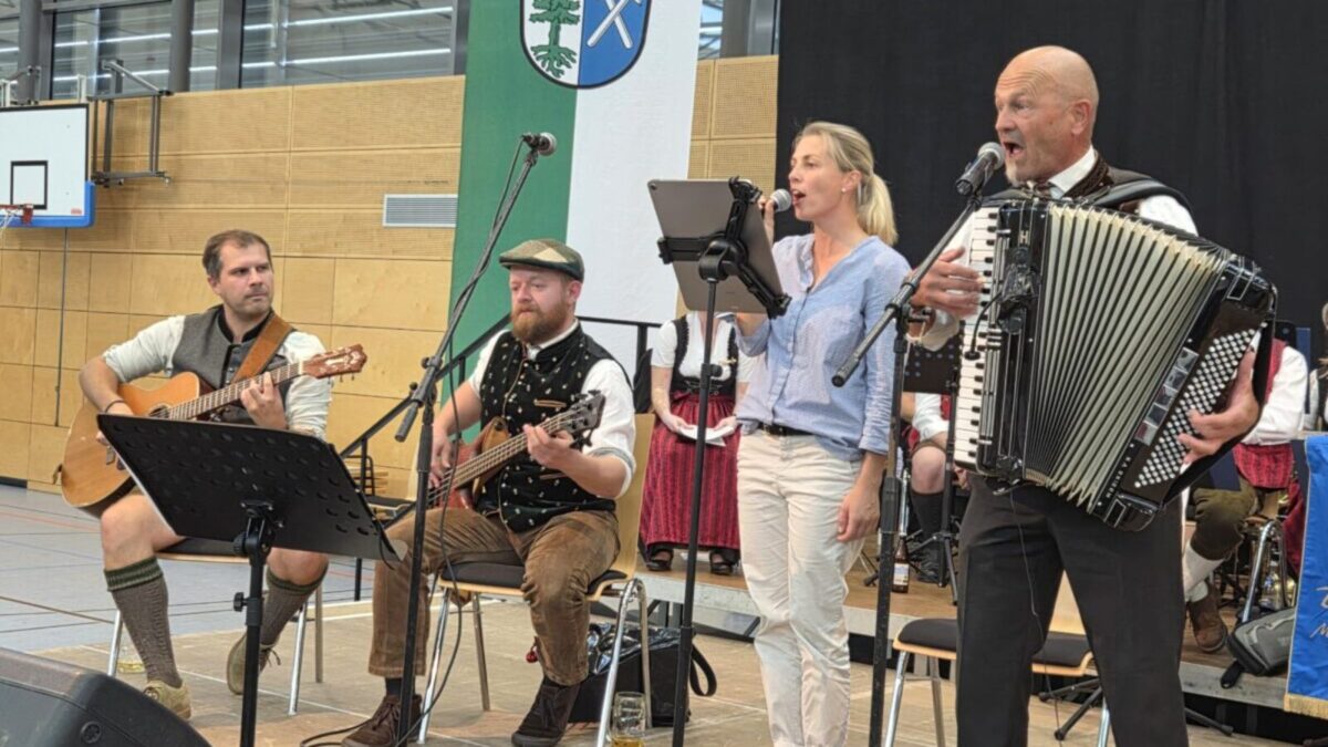 Bunter Nachmittag begeistert 300 Senioren in Maxhütte-Haidhof