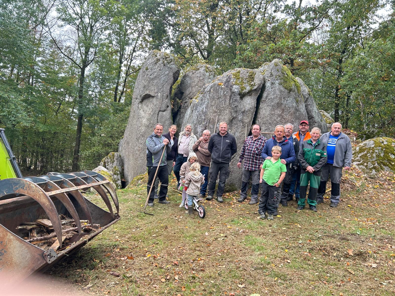 Ehrenamtliche pflegen Naturdenkmal "Helle Stein"
