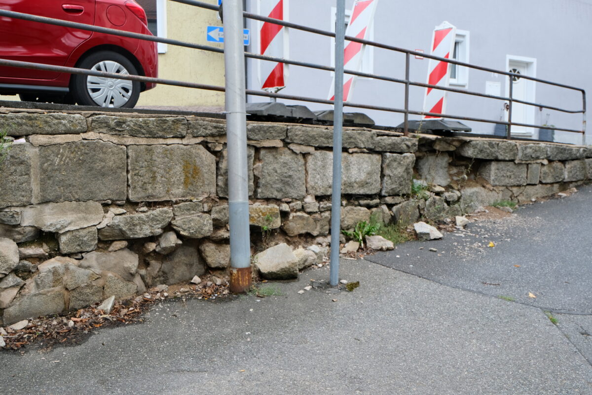 Einsturzgefährdete Stützmauer an der Synagoge in Floß gefährdet den Verkehr
