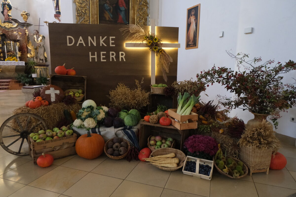Erntedankaltäre schmücken christliche Kirchen in Floß