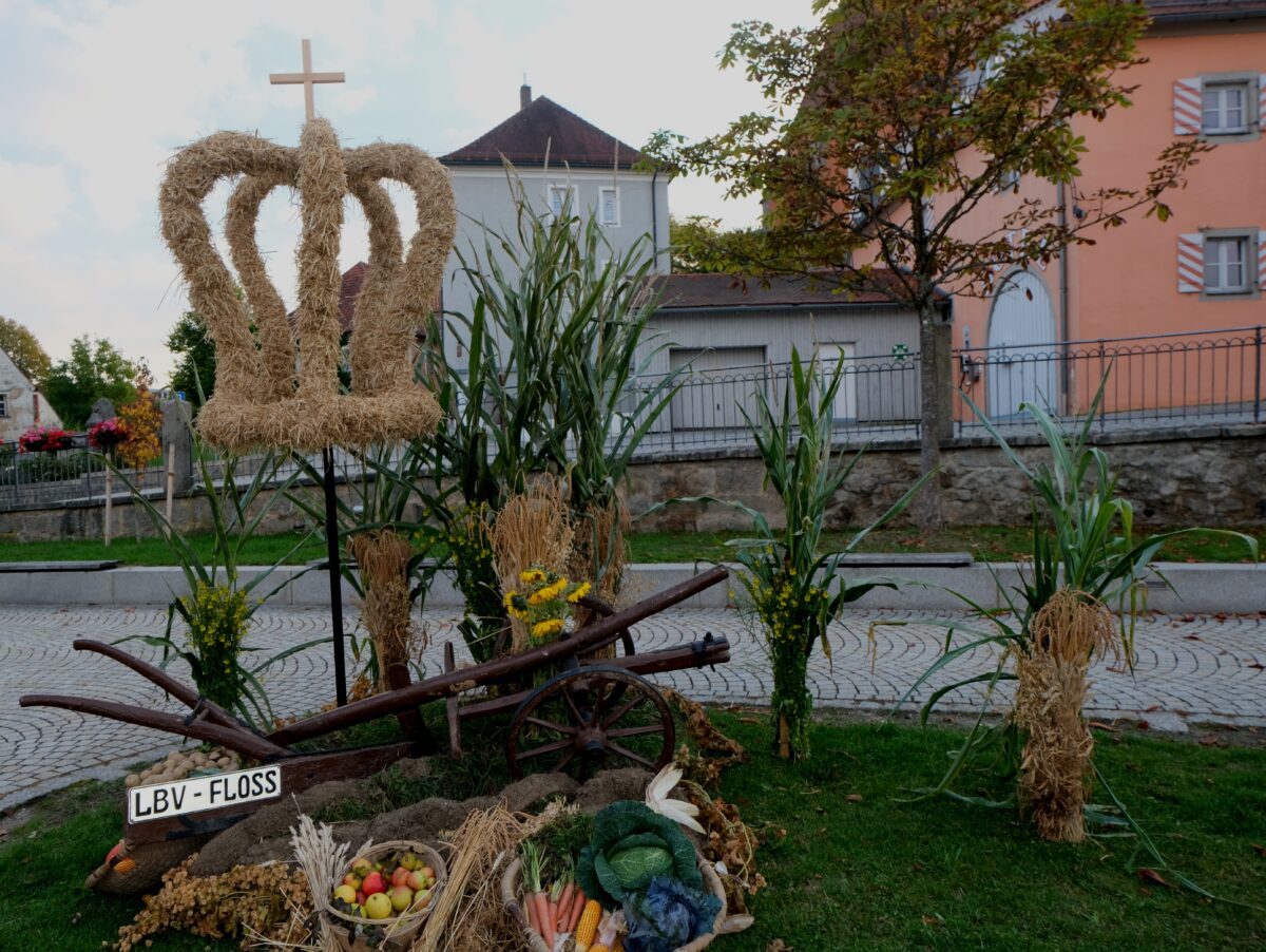 Erntekrone schmückt Marktplatzanlage in Floß