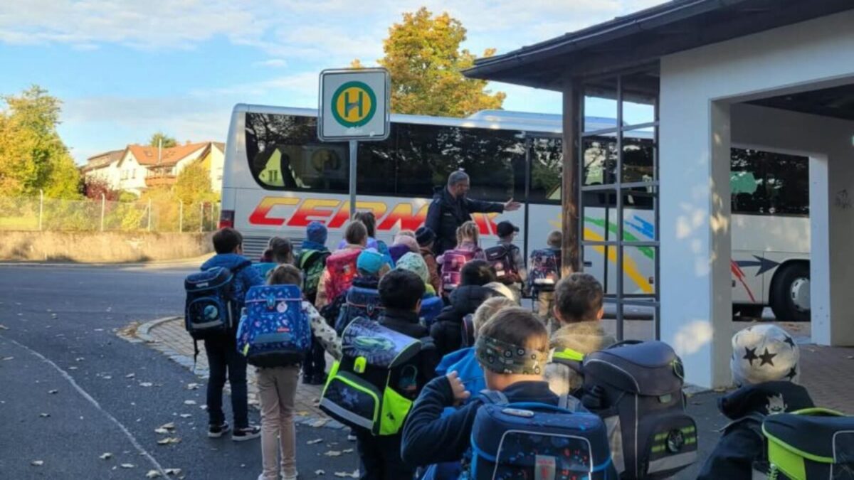Macht Sinn: Erstklässler üben sicheres Busfahren in Erbendorf