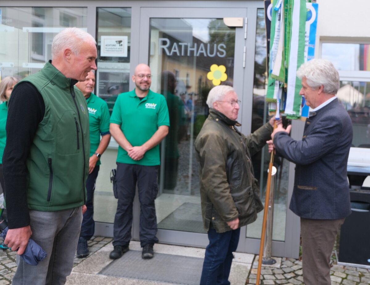Festliche Wimpelübergabe beim OWV-Jubiläum in Floß