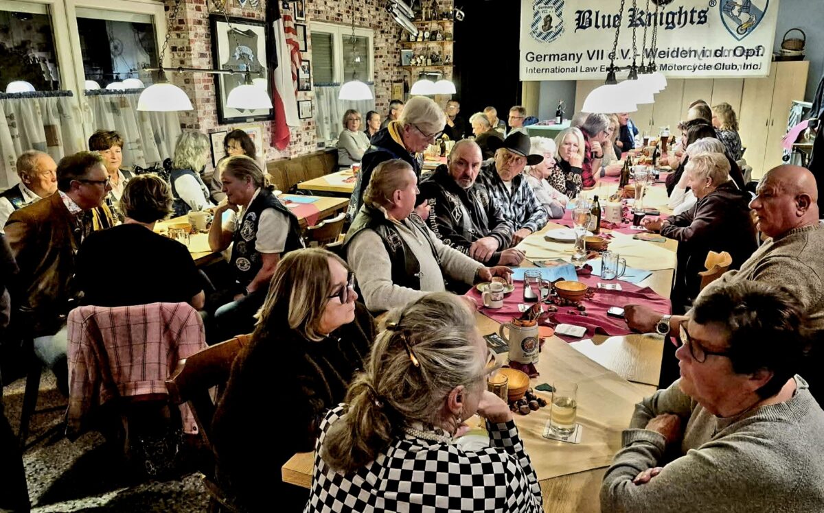 Freundschaft verbindet beim Weinfest der Blue Knights in Weiden
