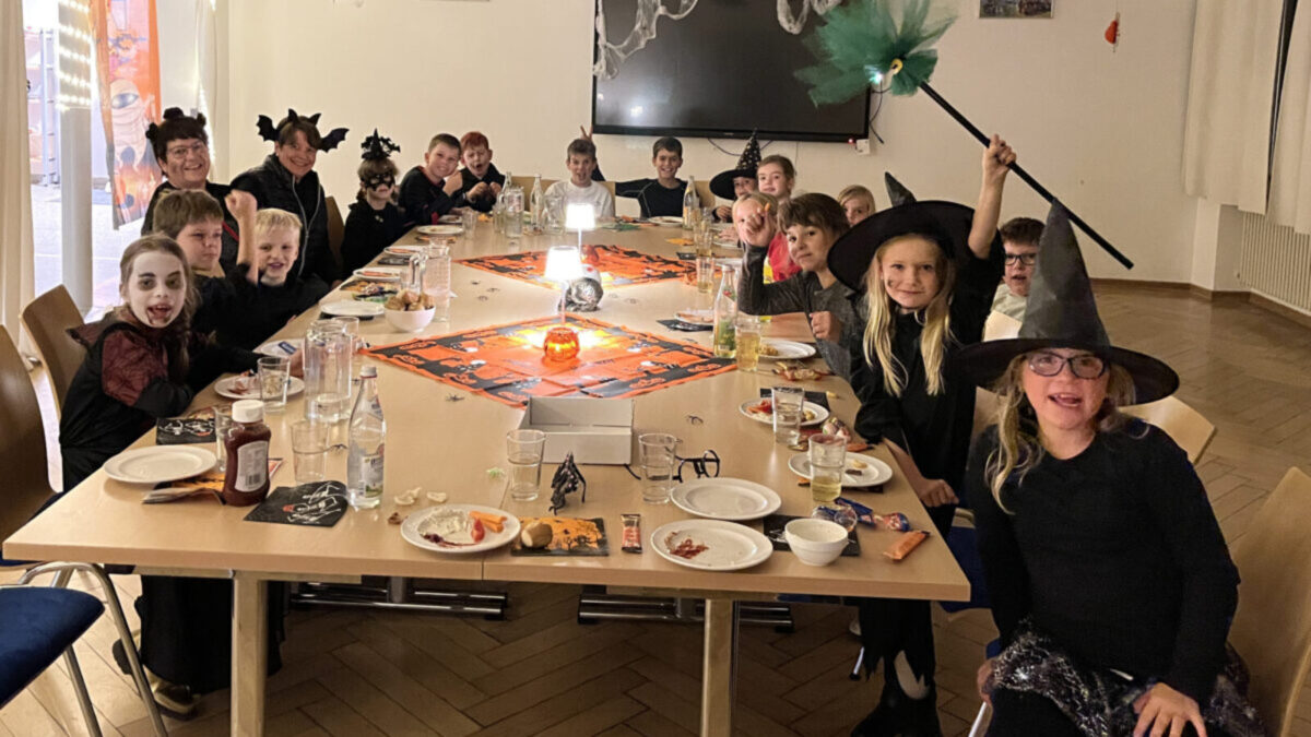 Halloween-Gruselabend begeistert Kinder in Maxhütte-Haidhof