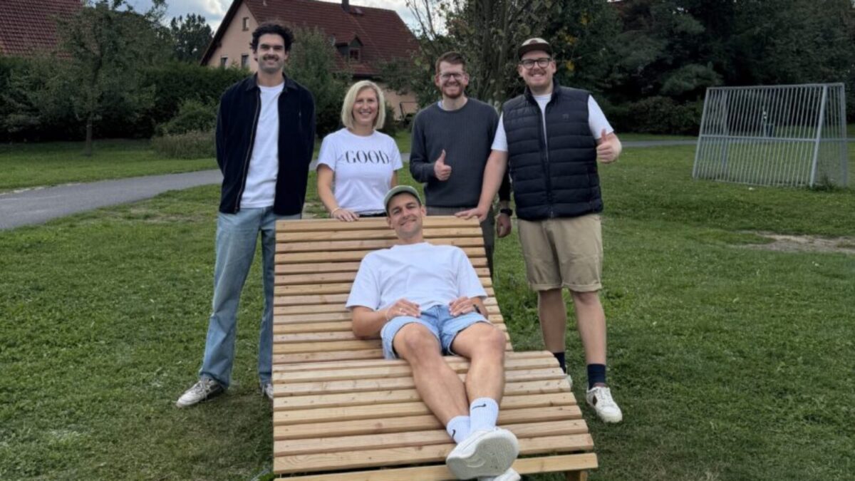 Junge Union stiftet drehbare Bank im Stadtpark in Waldershof