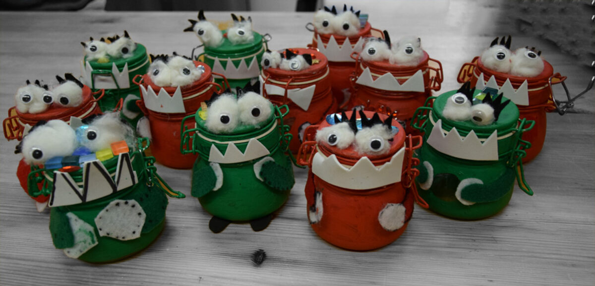 Kinder basteln Altglasmonster in der Kleinen Werkkantine Amberg