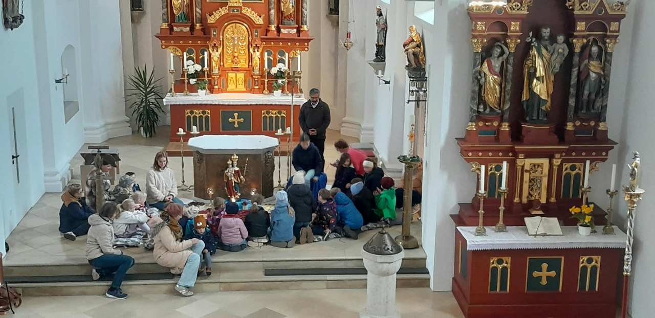 Kinder erleben Rosenkranz und Segen in Leuchtenberg