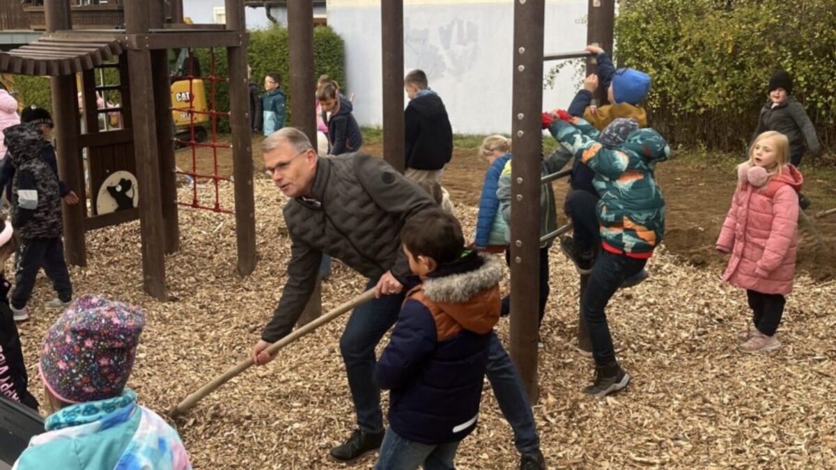 Kinder gestalten Spielplatz in Windischeschenbach mit