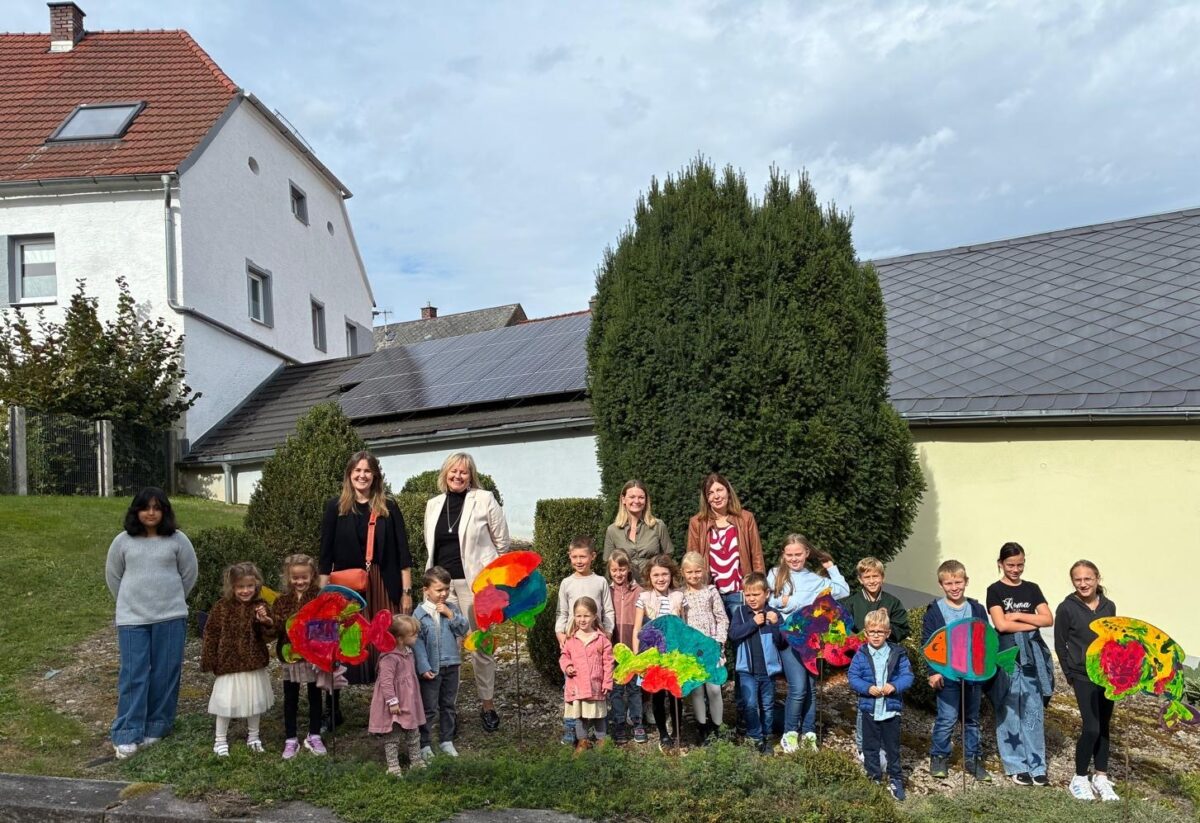 Kinder gestalten bunte Holzfische für Kirche in Floß